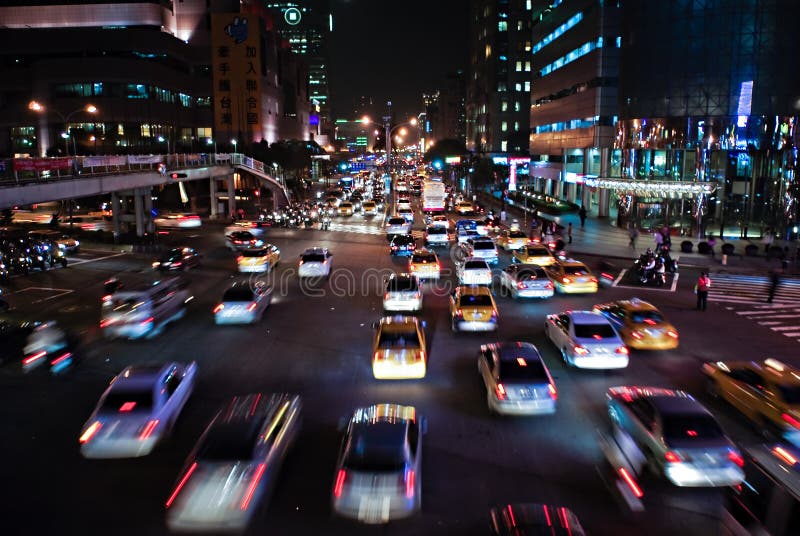 Carros en operación sobre el calles en, por la noche.