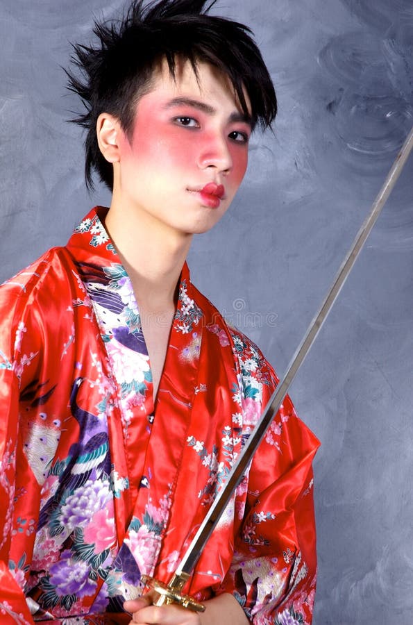 Muž v Geisha oblečenie, drží meč.
