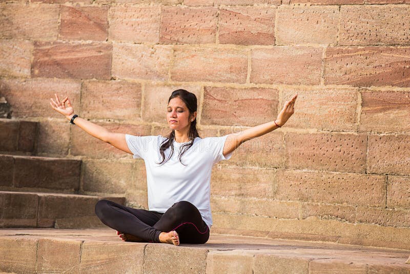 Asian Woman doet oefening in overdekte joga-meditatie, geestelijke vrede Fitness en gezondheidsconcept stock foto Asian Woman doet oefening in overdekte joga-meditatie, geestelijke vrede Fitness en gezondheidsconcept stock foto
