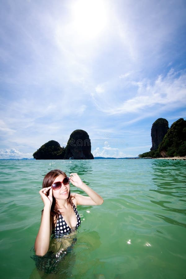 Asiático una mujer relajante sobre el el mar de tailandia.