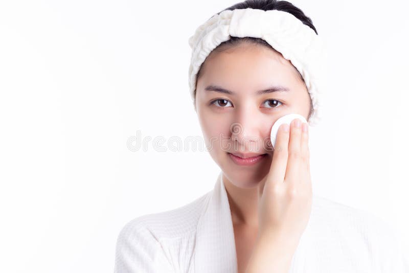 Asian Woman Using Cotton Pads, Cleaning Beautiful Face by Wiping, Cleansing  Lotion, Facial Toner. Attractive Beautiful Young Girl Stock Photo - Image  of cleanliness, fresh: 173418284