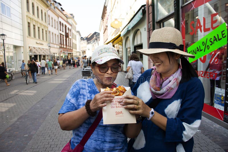 Asian women mother and daughter travel and eating pizza on street stock photography Asian women mother and daughter travel and eating pizza on street stock photography