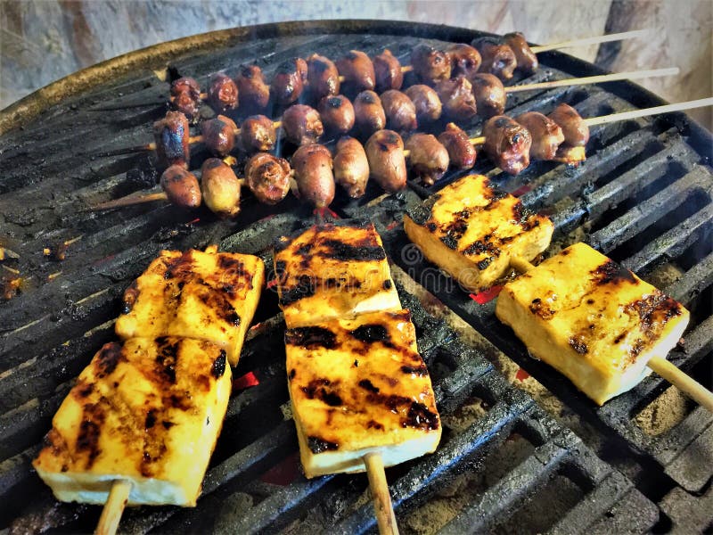 Asiat gegrillte Hühnerherzen und -ananas stockfotografie Asiat gegrillte Hühnerherzen und -ananas stockfotografie