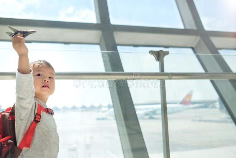 Asiat 2 Jahre altes Kleinkindjungen-Kind, die den Spaß spielt mit Flugzeugspielzeug beim Warten auf seinen Flug am Flughafen weni stockfotos Asiat 2 Jahre altes Kleinkindjungen-Kind, die den Spaß spielt mit Flugzeugspielzeug beim Warten auf seinen Flug am Flughafen weni stockfotos