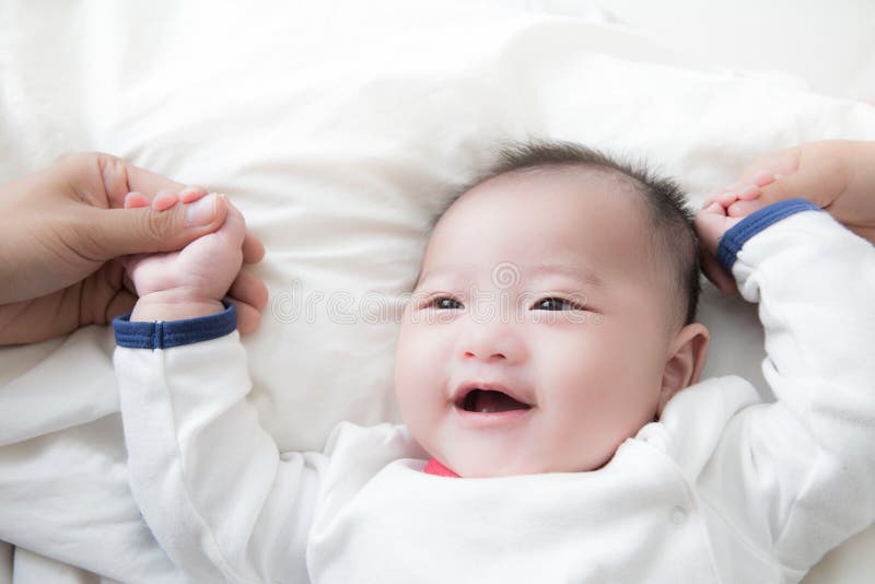 asiatet behandla som ett barn att le royaltyfria foton asiatet behandla som ett barn att le royaltyfria foton