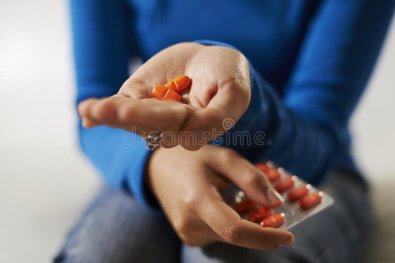 Asiatin, die in der Hand Pillen und Medizin hält stockfotografie Asiatin, die in der Hand Pillen und Medizin hält stockfotografie