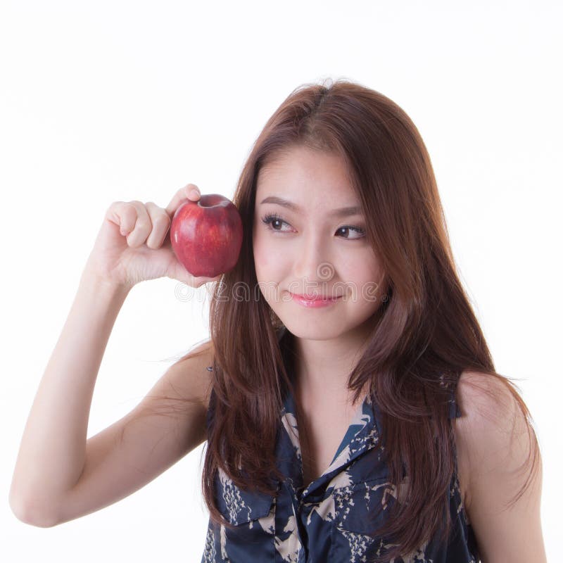 Asiatin, die einen Apfel isst.