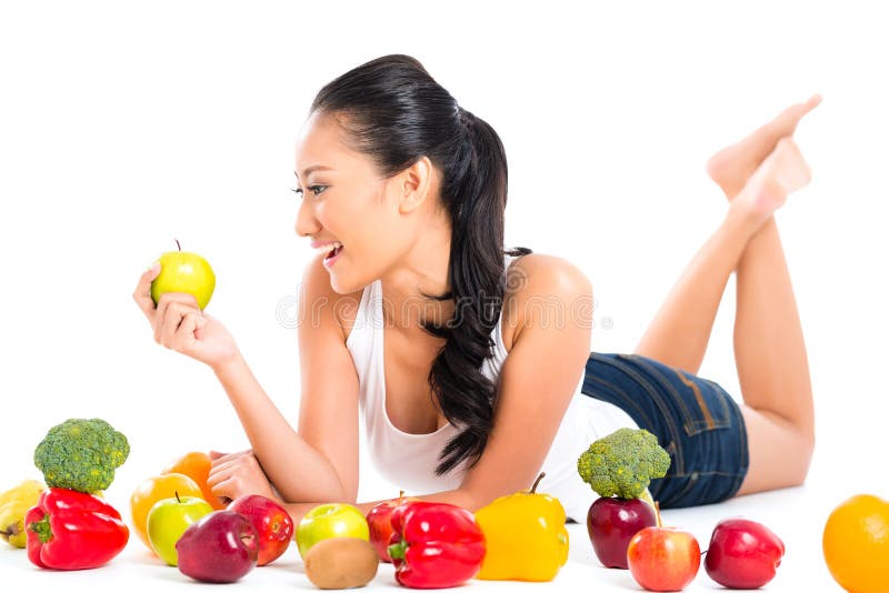 Asiatin, die frische Frucht isst lizenzfreie stockfotografie Asiatin, die frische Frucht isst lizenzfreie stockfotografie
