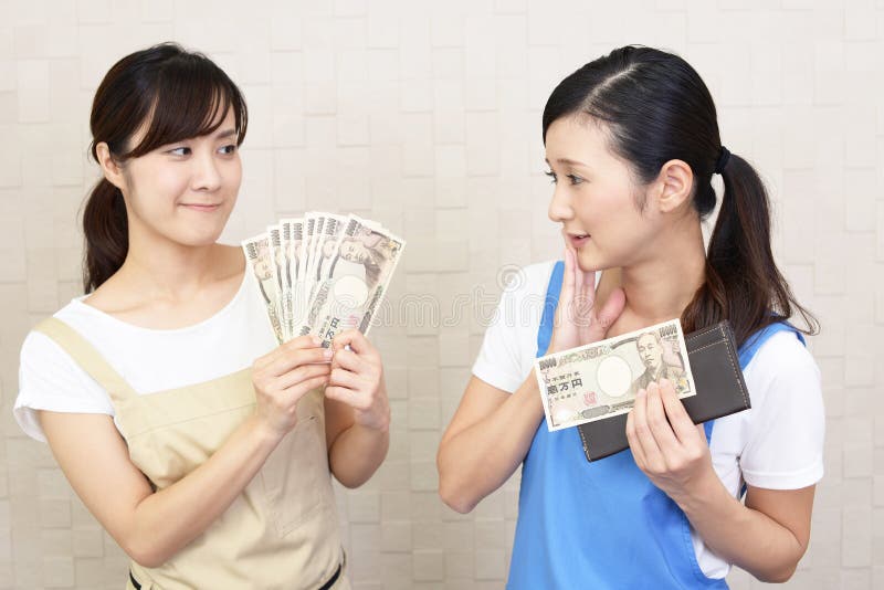 Asiatinnen mit Geld lizenzfreie stockbilder Asiatinnen mit Geld lizenzfreie stockbilder