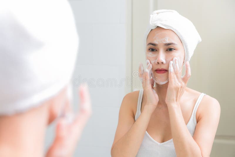 Asiatinreinigungs-Gesichtshaut amüsieren sich mit Blase cleansi