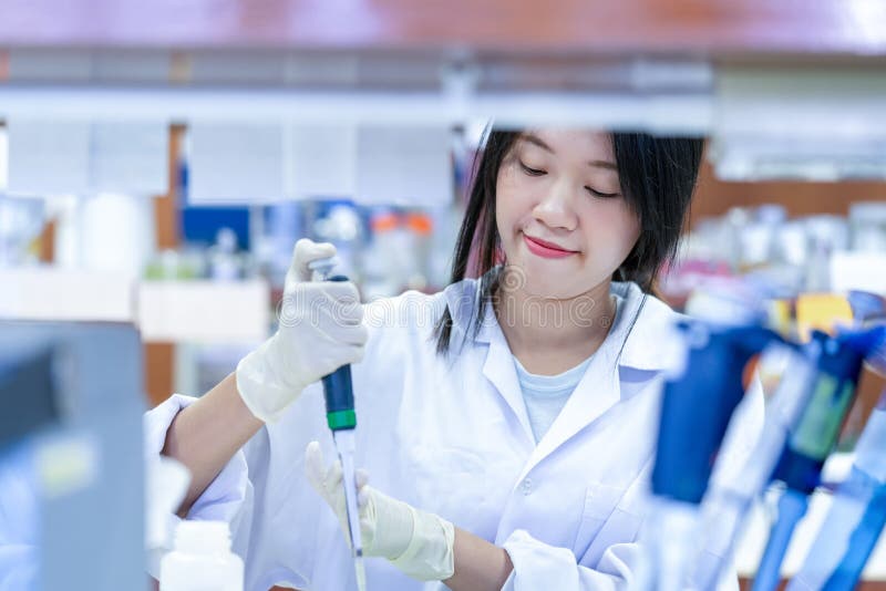 Asiatinwissenschaftler mit der Herstellung von Forschung im klinischen Labor