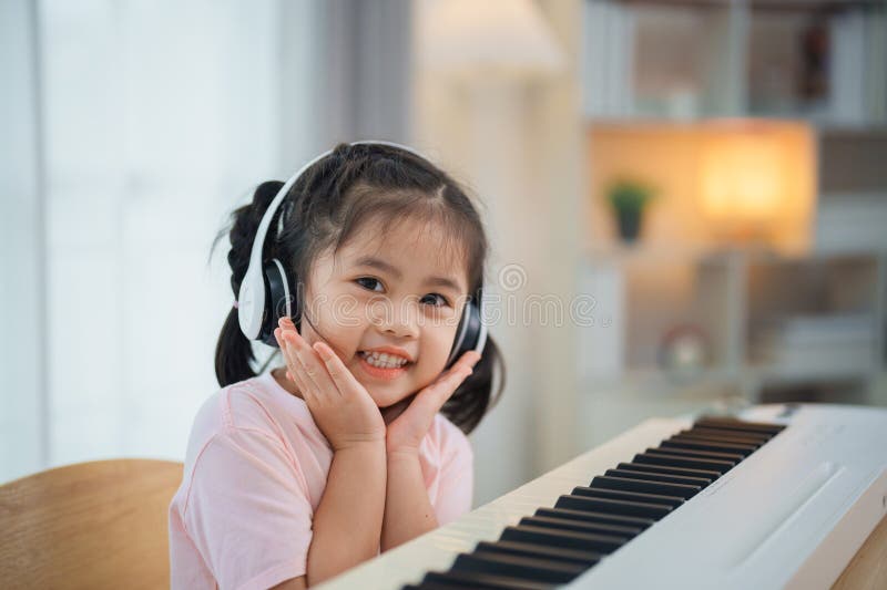 Adorable 8 Mois Asiatique Petite Fille Souriant Et S'amusant Jouer