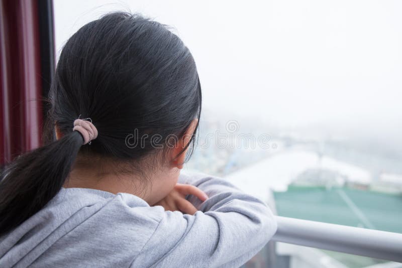 Asiatische chinesische Drahtseilbahn des kleinen Mädchens Reit lizenzfreies stockbild Asiatische chinesische Drahtseilbahn des kleinen Mädchens Reit lizenzfreies stockbild