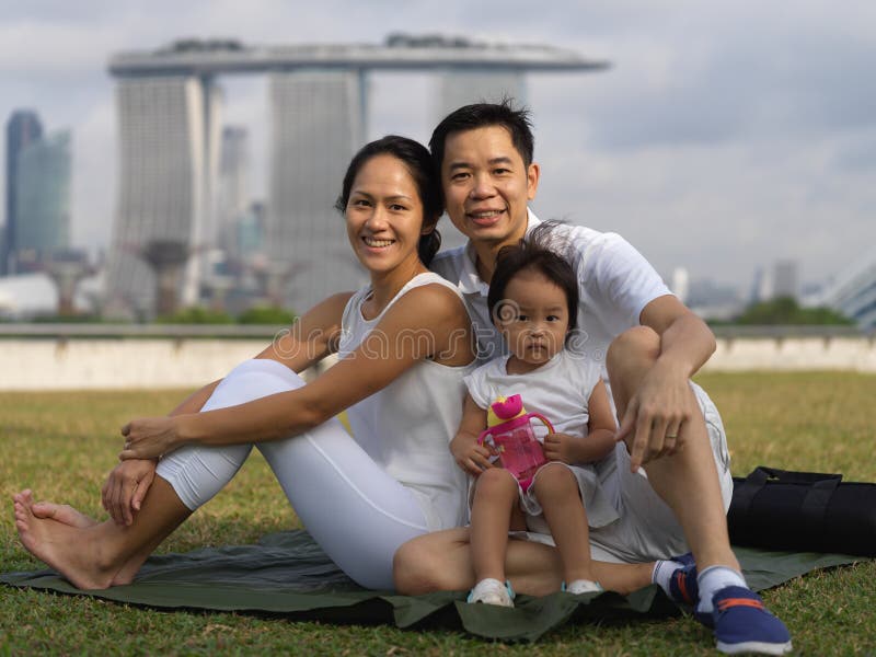 Asiatische chinesische Familie im Freien in einem Park in Singapur stockfotos Asiatische chinesische Familie im Freien in einem Park in Singapur stockfotos