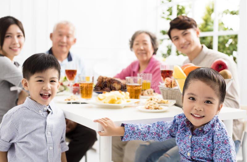 Asiatische Familie, die dinner zu Hause hat lizenzfreie stockbilder Asiatische Familie, die dinner zu Hause hat lizenzfreie stockbilder