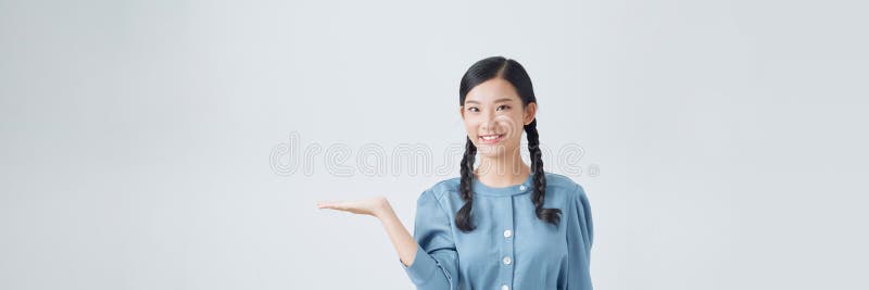 Asiatische Frau gestalten ihre Hände auf den linken Bildschirm, um etwas Konzept auf leerem Kopierraum zu zeigen stockfoto