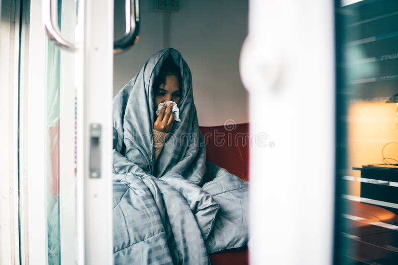 Asiatische Frau haben eine Erkältung verwendet ein Gewebe, um ihren Mund beim Husten und Niesen Deckung am Haus