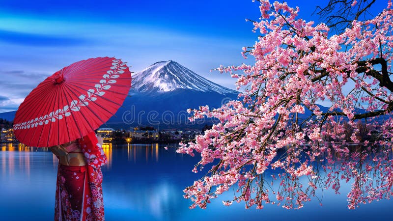 Asiatische Frau mit japanischem traditionellem Kimono auf dem Fuji-Berg und Kirschblüte, Kawaguchiko-See in Japan