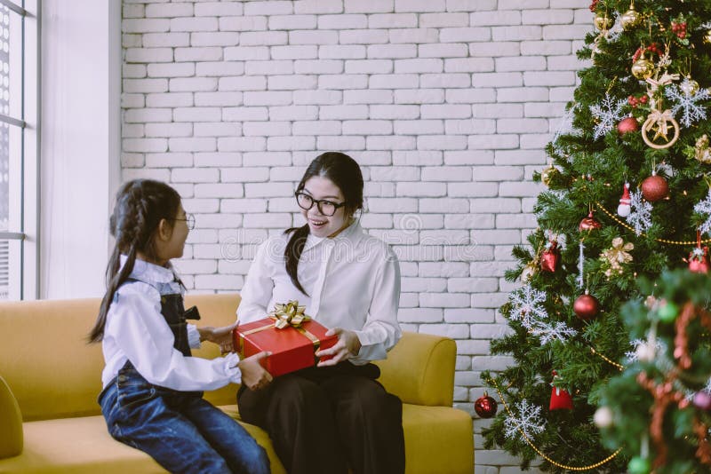 Asiatische Frauen mit Weihnachtsgeschenke von jüngerer Schwester zu Hause, Glücklich und Lächelnd in der asiatischen Überraschung stockfotos Asiatische Frauen mit Weihnachtsgeschenke von jüngerer Schwester zu Hause, Glücklich und Lächelnd in der asiatischen Überraschung stockfotos