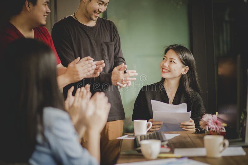 Asiatische freiberuflich t?tige Teambesprechung mit Gl?ck im modernen Innenministerium lizenzfreies stockfoto Asiatische freiberuflich t?tige Teambesprechung mit Gl?ck im modernen Innenministerium lizenzfreies stockfoto