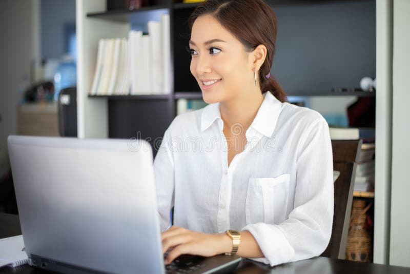 Asiatische Gesch?ftsfrauen, die Notizbuch verwenden und L?cheln gl?cklich f?r das Arbeiten stockfoto Asiatische Gesch?ftsfrauen, die Notizbuch verwenden und L?cheln gl?cklich f?r das Arbeiten stockfoto