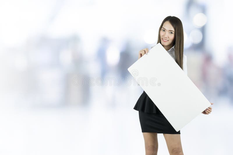 Asiatische Geschäftsfrau, die leeres whiteboard nimmt