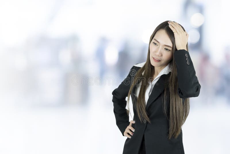 Asiatische Geschäftsfrau mit Kopfschmerzen