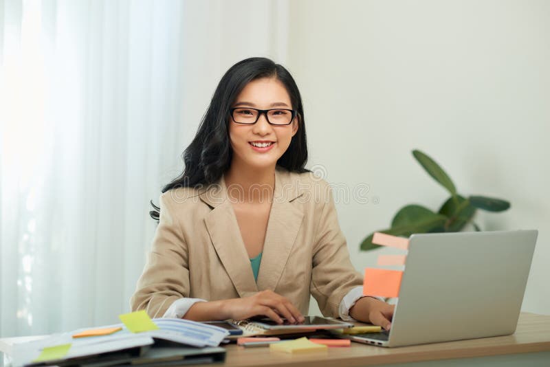 Asiatische Geschäftsfraumutter, die zu Hause mit Notebook-Computer funktioniert. Konzept für Haus Grundlage Arbeit.