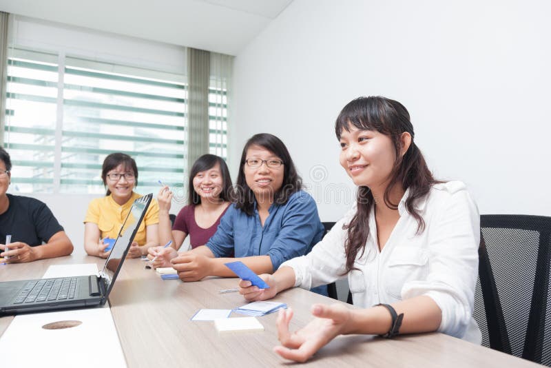 Asiatische Geschäftsleute GruppenKonferenzzimmer-Zusammenarbeitskollegen stockfotografie Asiatische Geschäftsleute GruppenKonferenzzimmer-Zusammenarbeitskollegen stockfotografie