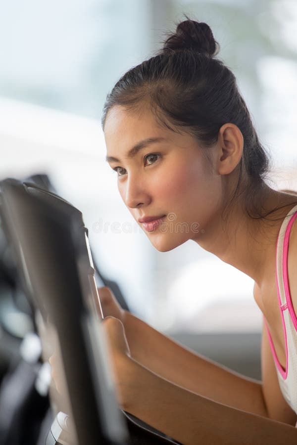 asiatische junge Eignungsfrau in der Sportkleidung trainierend mit dem Radfahren in Sportturnhallenclub Mädchentraining auf Fahrr lizenzfreie stockfotos asiatische junge Eignungsfrau in der Sportkleidung trainierend mit dem Radfahren in Sportturnhallenclub Mädchentraining auf Fahrr lizenzfreie stockfotos