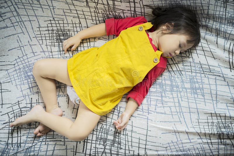 Asiatische Kinder Mädchen schlafen im Schlafzimmer lizenzfreie stockfotos