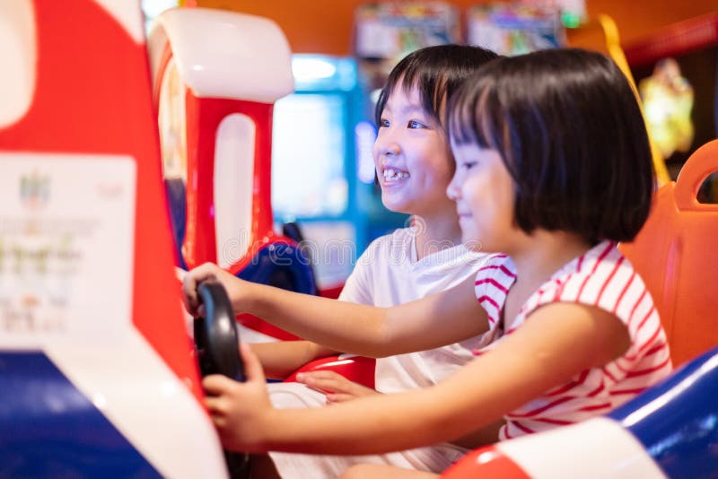 Asiatische kleine chinesische Schwestern, die an der Unterhaltung spielen stockbild Asiatische kleine chinesische Schwestern, die an der Unterhaltung spielen stockbild