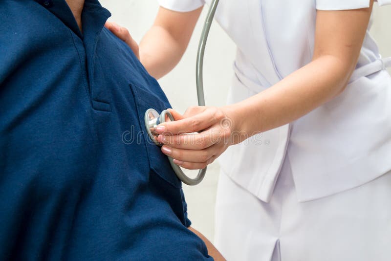 Asiatische Krankenschwester hören auf älteres geduldiges ` s Herz mit Stethoskop stockfoto Asiatische Krankenschwester hören auf älteres geduldiges ` s Herz mit Stethoskop stockfoto
