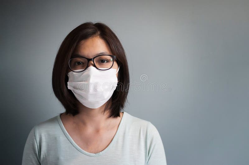 Asiatische medizinische Maske der Glasfrauenabnutzung stockbild Asiatische medizinische Maske der Glasfrauenabnutzung stockbild