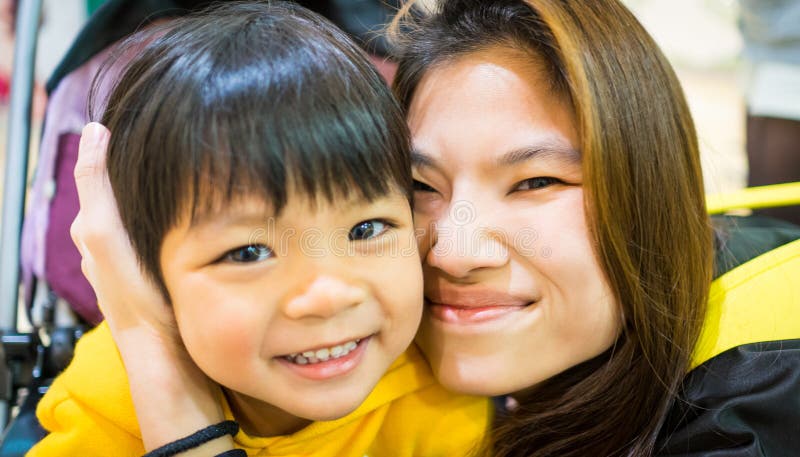 Asiatische Mutter und Schätzchen lizenzfreie stockfotografie Asiatische Mutter und Schätzchen lizenzfreie stockfotografie