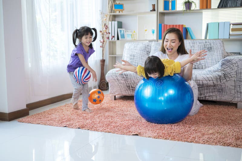Asiatische Töchter einer Mutter zwei, die gerne zu Hause Mutter- und Tochterlächeln spielen lizenzfreie stockfotos