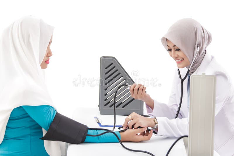 Asiatische Ärztin, die Blutdruck eines Patienten während s überprüft stockfoto Asiatische Ärztin, die Blutdruck eines Patienten während s überprüft stockfoto