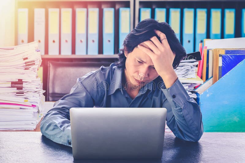 Asiatischer Geschäftsmanndruck oder Spannung im Büro mit Burnoutsyndrom Schreibtischarbeit an zugehörigem Druck und Burnout