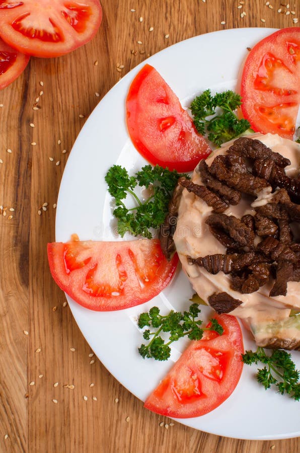 Asiatischer Hei?er Kalbfleischsalat Mit Kopfsalat Und Tomaten Sch?ner ...