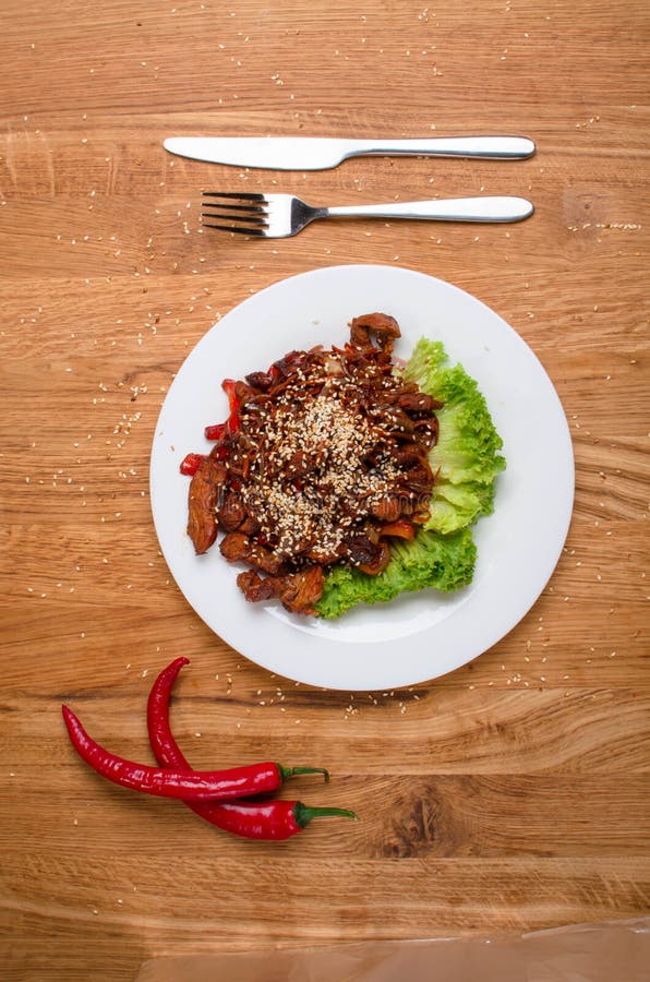 Asiatischer Hei?er Kalbfleischsalat Mit Kopfsalat Und Tomaten Sch?ner ...