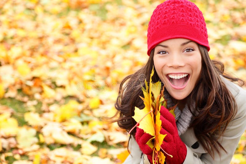 Asiatische Frau im Herbst, die Herbstlaub im Wald hält stockfotografie