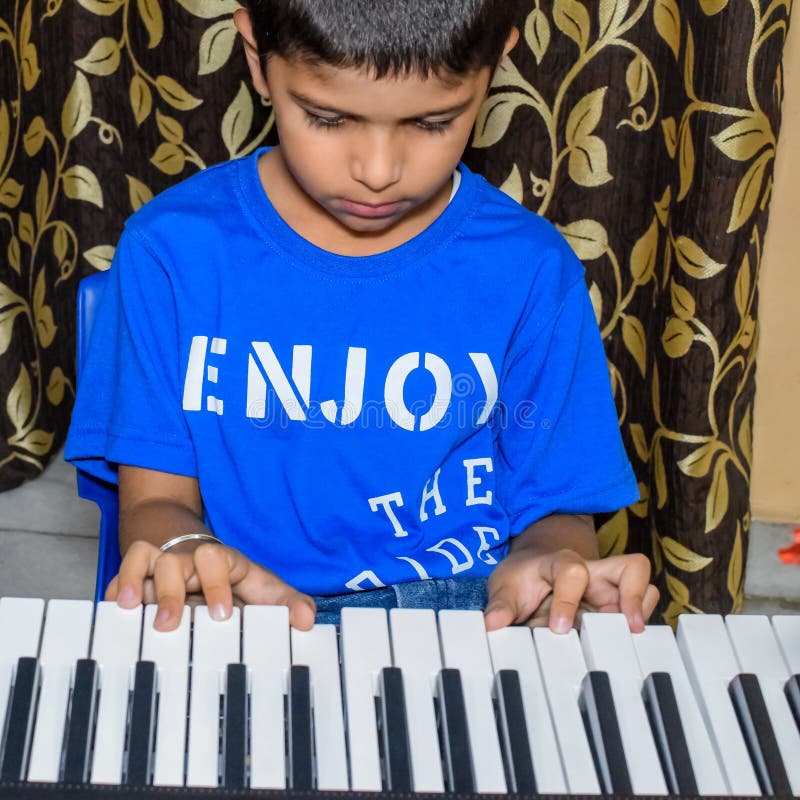 Asiatischer Junge, Der Synthesizer Oder Klavier Spielt. Niedliches