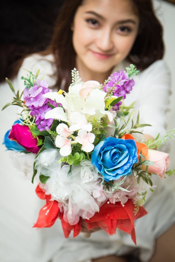 Asiatischer kaukasischer gebender Blumenstrauß von bunten Blumen