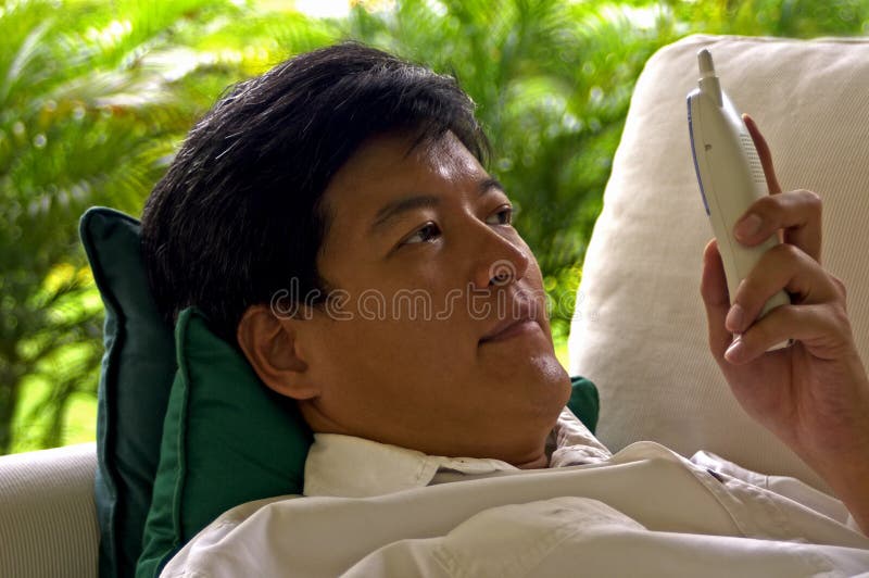 Asiatischer Mann, der einen Aufruf bildet lizenzfreies stockbild Asiatischer Mann, der einen Aufruf bildet lizenzfreies stockbild