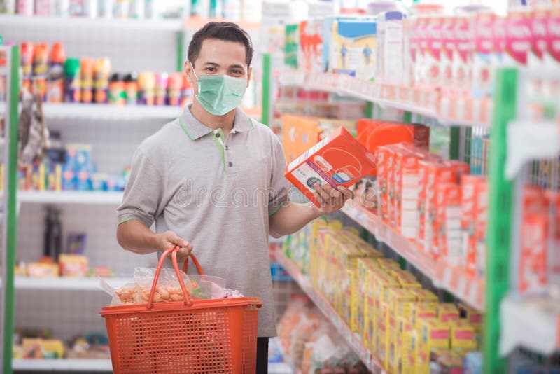 Asiatischer Mann im Supermarkt lizenzfreie stockfotografie