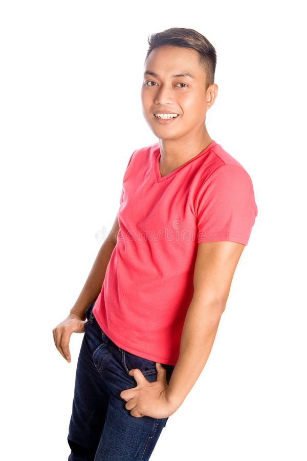 Asiatischer Mann im roten beiläufigen T-Shirt lizenzfreies stockfoto Asiatischer Mann im roten beiläufigen T-Shirt lizenzfreies stockfoto