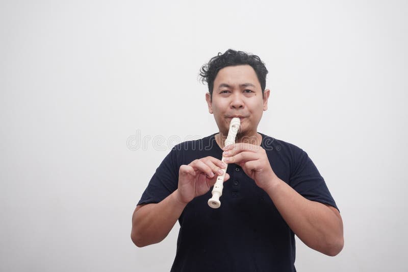 Asiatischer Mann spielt Blockflöte, Musikinstrument stockfotos