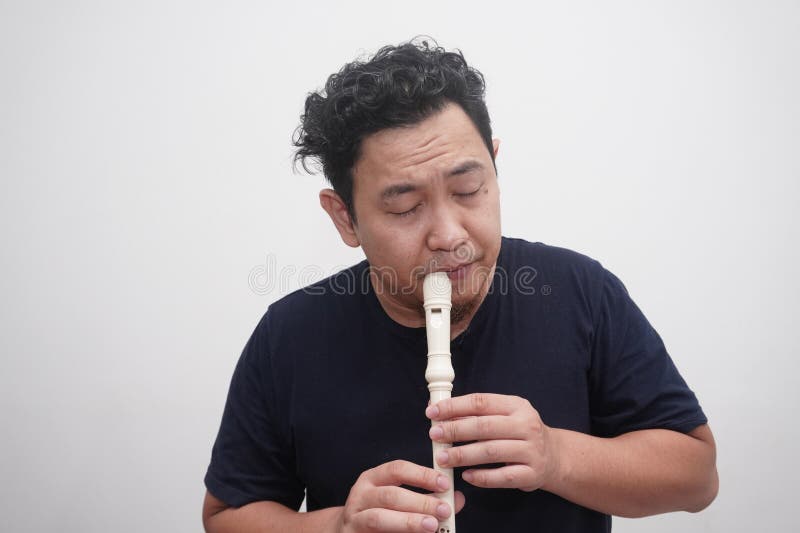 Asiatischer Mann spielt Blockflöte, Musikinstrument lizenzfreies stockfoto