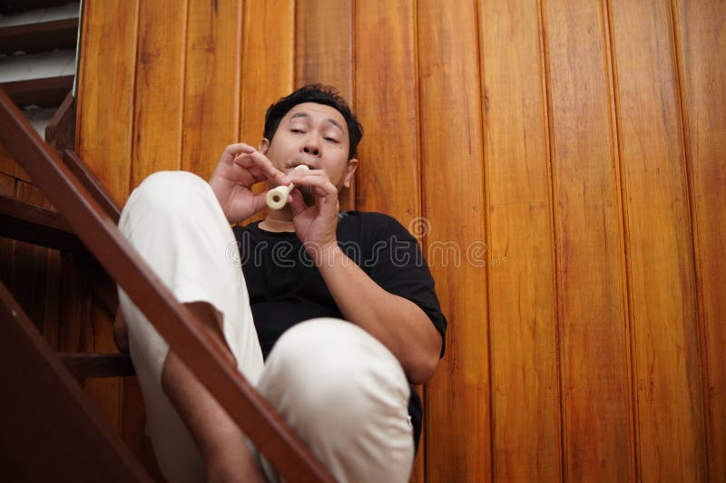 Asiatischer Musiker mit Flötenflöte stockfoto