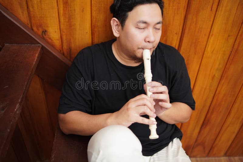 Asiatischer Musiker mit Flötenflöte stockbild